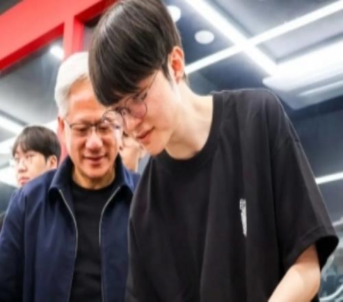 Faker社媒分享與黃仁勛的照片：祝你在韓國度過愉快的時光