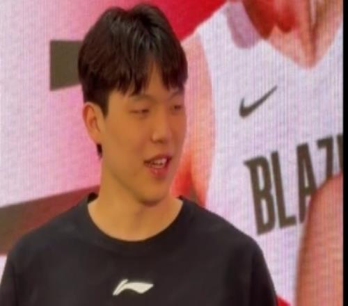 解说：杨瀚森明显瘦了比去年定妆照瘦了几圈下颌线清晰可见