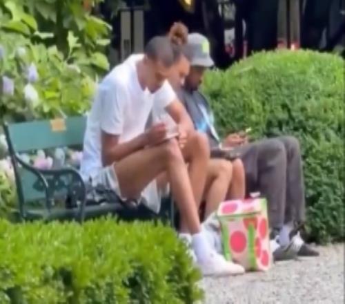 放松情緒！文班亞馬被拍到在紐約的一處公園里畫畫