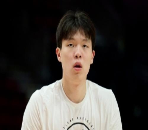 向楊瀚森索要簽名合影未果球迷：我們也沒吃飯的你給簽個不行嗎