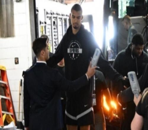 特朗普觀戰！美媒曬照：甚至連文班入場前都要接受安檢！