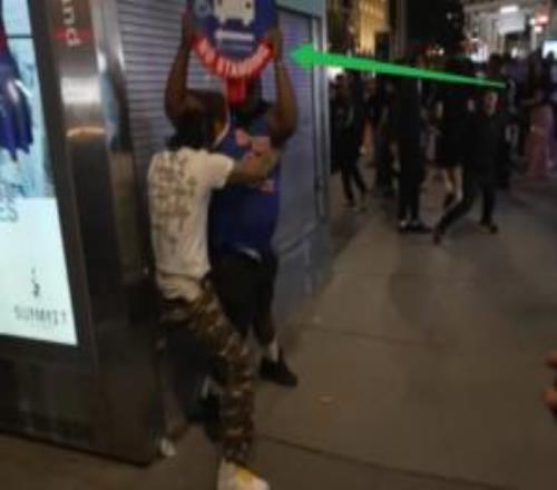 警察圍觀！紐約街頭肉搏血戰“唐斯”一挑N舉站牌猛砸頭部