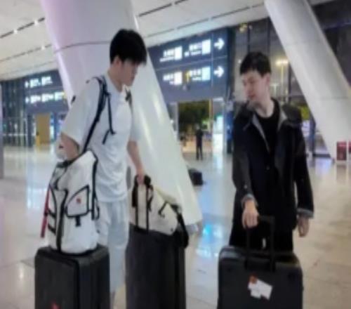 TES分享選手機場趣事：中野向輔助發起力氣比拼，有人依舊人機