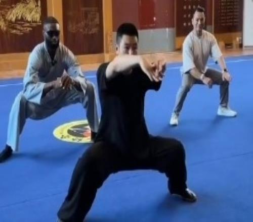 效仿文班亚马杰伦布朗在少林寺参观和习武