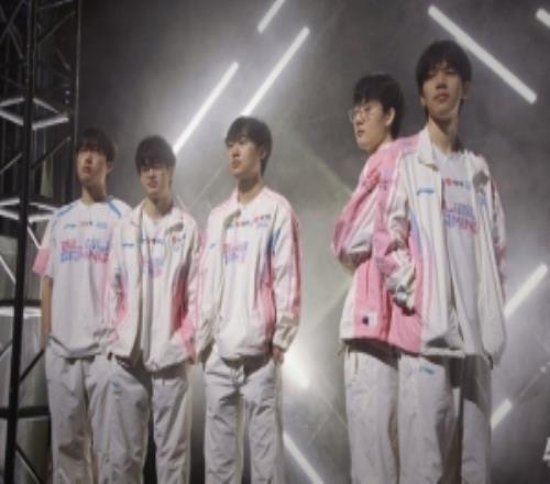 BLG分享選手開場合照：一起向前，去更遠的未來吧，武漢見