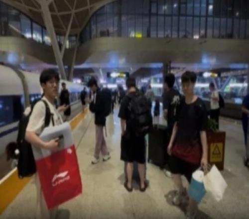 WE分享队员最新动态：到武汉啦，下车了给大家报个平安