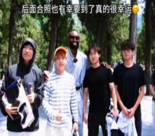 優質偶像！杰倫布朗在少林寺主動為球迷簽名用中文說高考加油