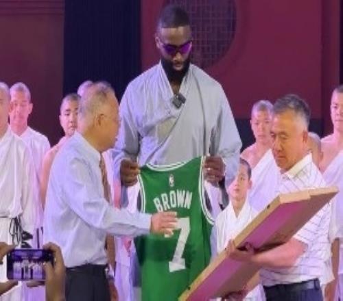 甲亢哥同款！綠軍社媒：聽說少林訓練有奇效方丈咱布朗也去進修