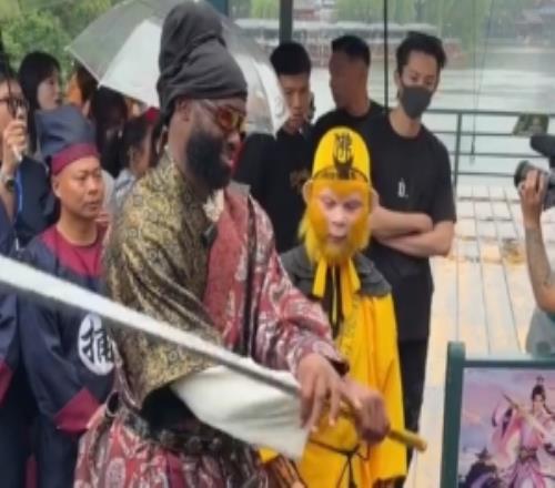 耍得不錯！王鶴棣親自教杰倫布朗耍金箍棒后者學(xué)得有模有樣