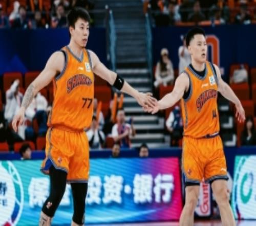 上海上次奪冠時在干嘛金金：不知道籃球是啥李弘權：還在喝奶