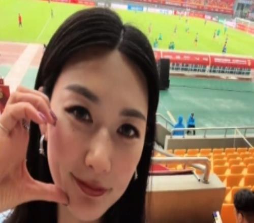 中国女足球员杨莉娜现场观战国足vs泰国:致敬武磊百场