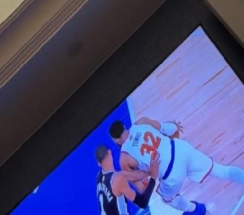 琼阿梅尼晒照观看NBA总决赛，配了多个头顶冒火表情包