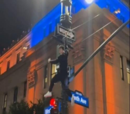 蜘蛛俠出沒賽后紐約球迷爬上路燈桿&雙手懸空吊在電線上