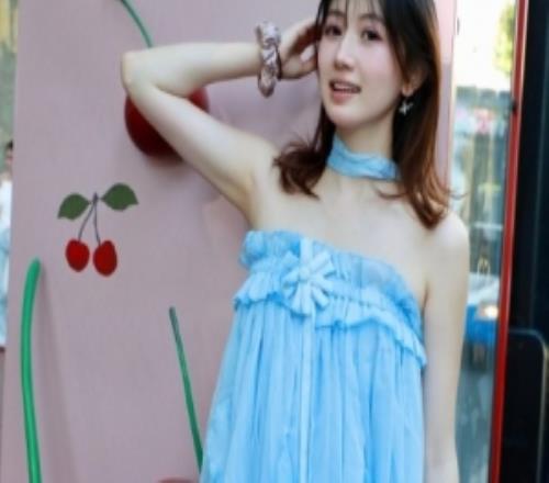 解說GINI曬照：小狗、櫻桃和藍色裙子