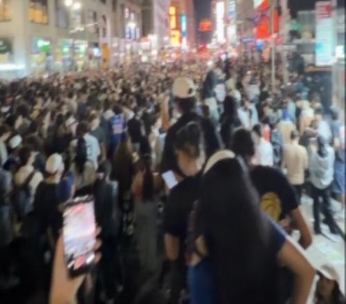 不眠之夜!赛后尼克斯球迷涌上纽约街头载歌载舞尽情庆祝胜利