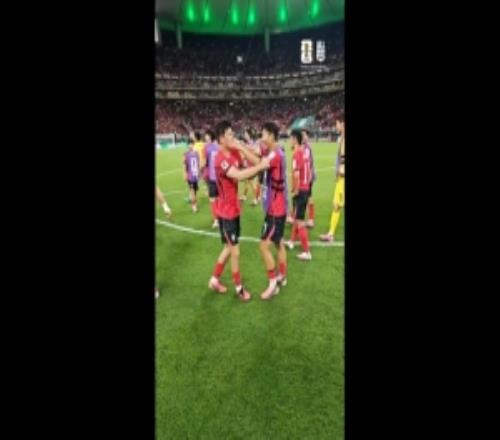 韩国队赛后庆祝时,金玟哉给孙兴慜戴上队长袖标