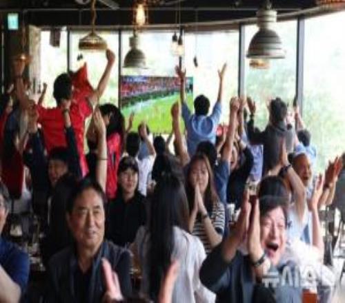 這就是世界杯！韓媒：韓國路上的士司機駐足看球，商場內市民慶祝