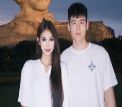 陈家政女友晒合照：湘江北去橘子洲头看万山红遍国泰民安