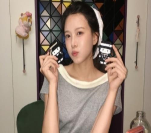 LPL女主持骆歆晒照：今天的拼豆成果好可爱迷上了