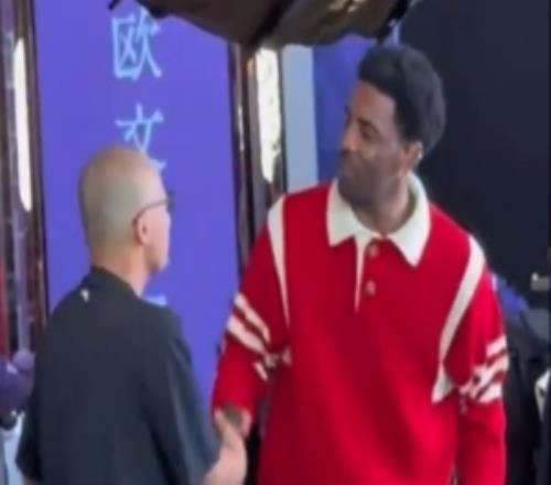 解说:欧文会看着你的眼睛说真挚的话他有大量铁粉绝非只因打球
