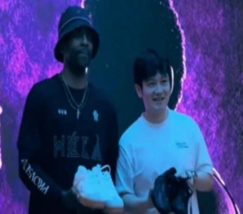 跨界同框!欧文中国行期间与樊振东合影互赠球鞋
