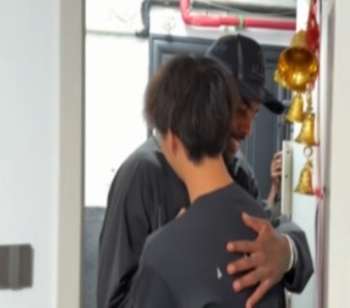 羡慕了!欧文中国行去粉丝家里拜访还送签名球鞋+在墙壁上签名