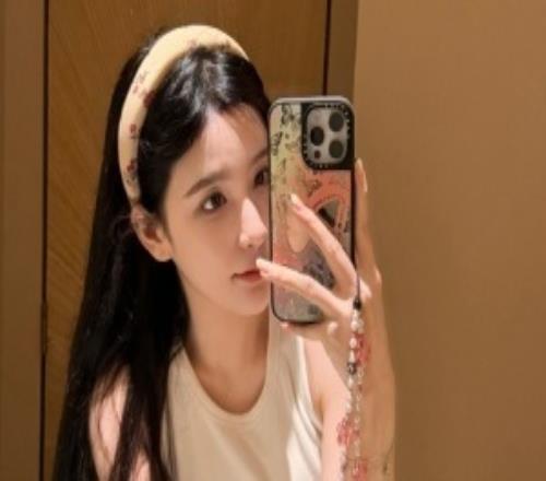 新的照片LPL女解說Rita曬照：耶新手機殼