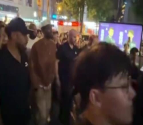 接地氣！歐文在成都街頭溜達(dá)和球迷親切地打招呼