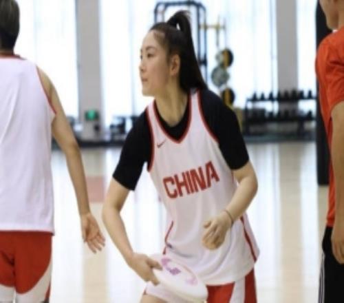 特別的熱身方式！中國(guó)女籃用飛盤熱身兼顧預(yù)判反應(yīng)專注協(xié)作