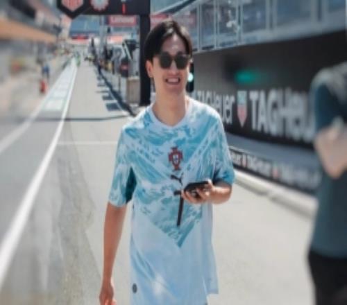 Siuuuuuuuuu！周冠宇社媒晒照，身穿C罗葡萄牙队球衣