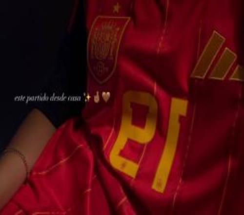 亞馬爾先發(fā)出戰(zhàn)，女友身穿亞馬爾球衣在電視上觀看西班牙vs烏拉圭