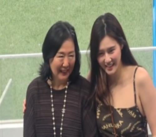 泳壇美女劉湘現場觀戰海牛vs玉昆，曾在青島臺東六路小學讀書