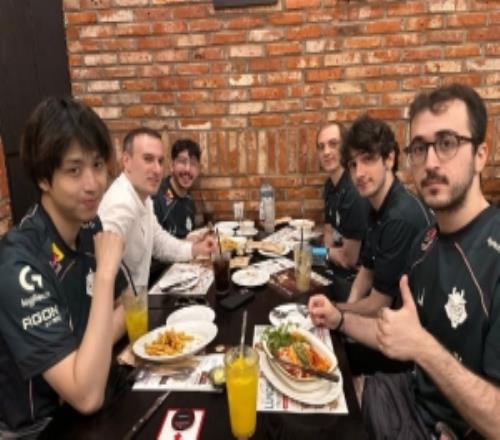 G2曬選手聚餐照片：教練，我們真的在討論奪冠策略阿P能證明！