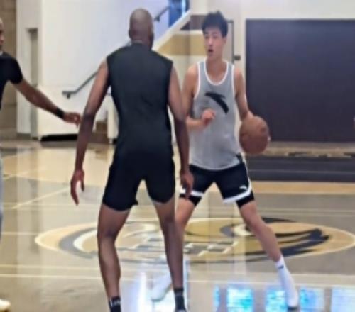 劉金雨海外特訓(xùn)！NBA訓(xùn)練師喬丹勞利全場球局初體驗(yàn)