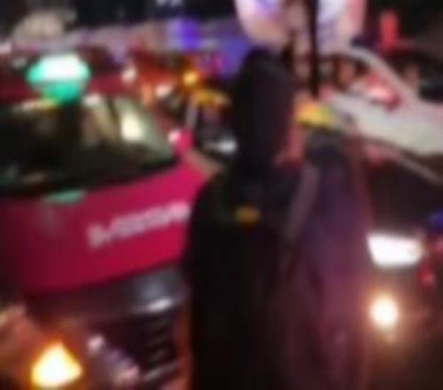 墨西哥球迷聚集在厄瓜多爾下榻酒店外，制造噪音影響對手休息