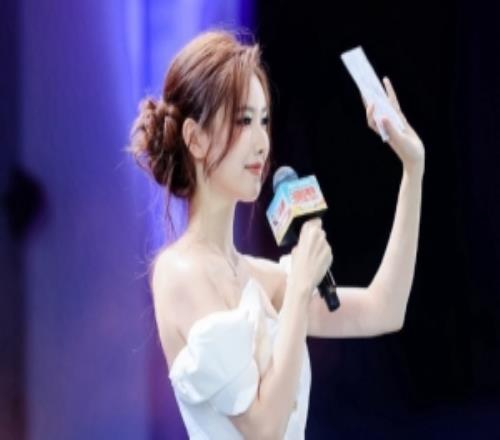 DOTA2解说蛋糕晒照：重启的斗鱼嘉年华见到了很多好朋友下次见！