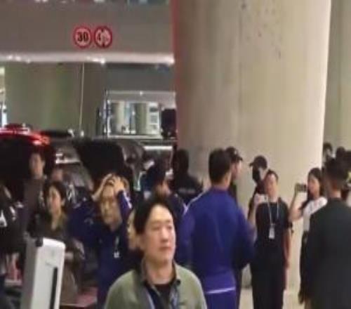被狂罵！韓國(guó)隊(duì)在機(jī)場(chǎng)遭球迷怒吼輸出：種洪明甫！年薪吐出來！
