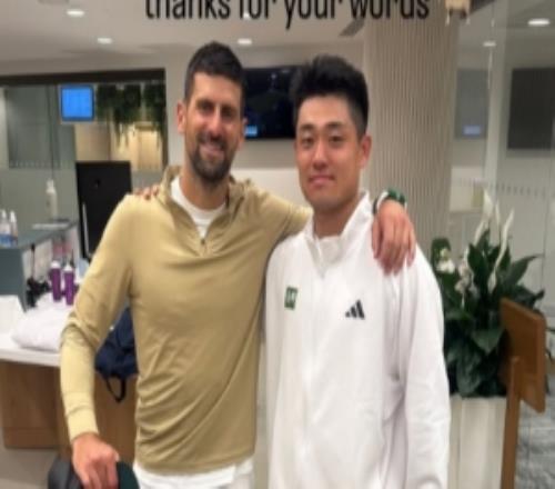 吳易昺曬與德約科維奇合照：這場比賽太棒了，謝謝你的鼓勵