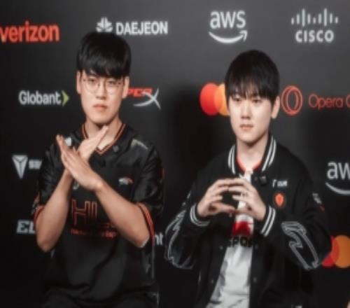 LPL分享JKL和Gumayusi同框合影：现在是两位冠军AD的畅聊时刻