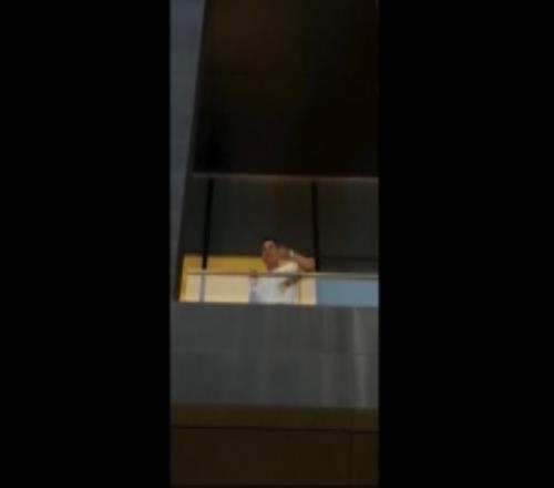 C羅在陽臺與球迷揮手致意，大量球迷歡呼