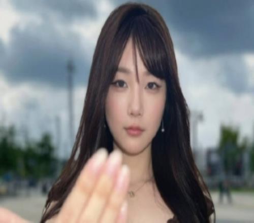 英文流解说Kitty晒选手动作模仿：这些姿势如何评价！