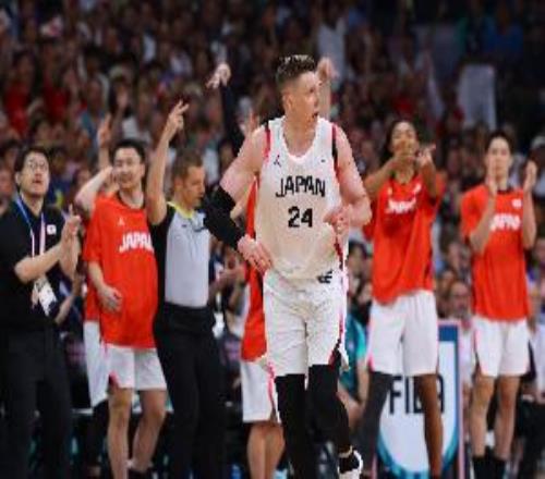 杨鸣:中国队内外衔接确实不如日本都是球处理不了才转移给中锋