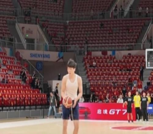 中国男篮对阵日本男篮大战在即!杨瀚森赛前进行热身