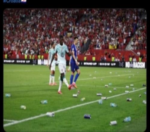 记者:FIFA将调查克罗地亚球迷扔瓶子,可能处罚克罗地亚足协