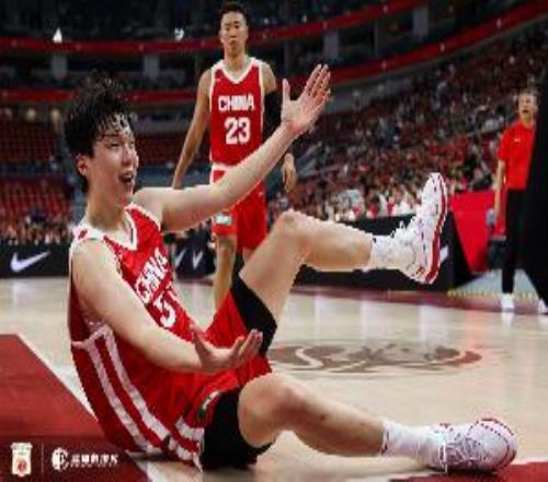 杨毅:中国队没有内线杀伤贺希宁的高难度投篮很难一直延续