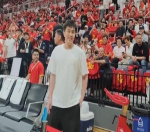 现场支持!郭艾伦来到现场观战中国男篮VS日本男篮