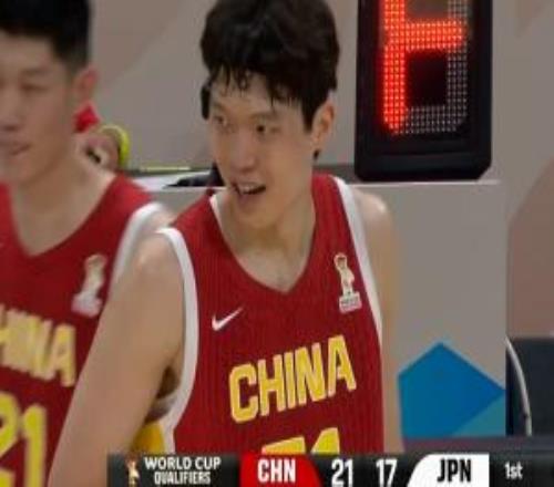 裁判不太友好!杨瀚森内线要位又被吹进攻犯规个人犯规已达两次