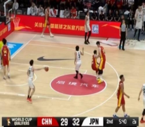攻防都得拼!赵继伟急停中投命中后防守端造成对手进攻犯规!
