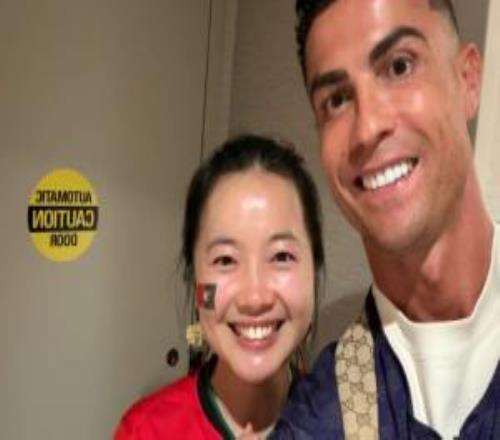 羡慕了!一中国女球迷在电梯间偶遇C罗,被拉着去消防通道合影
