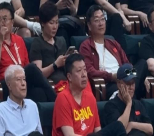 王治郅与赵本山观战男篮世预赛!蒋兴权&宋小宝也在现场